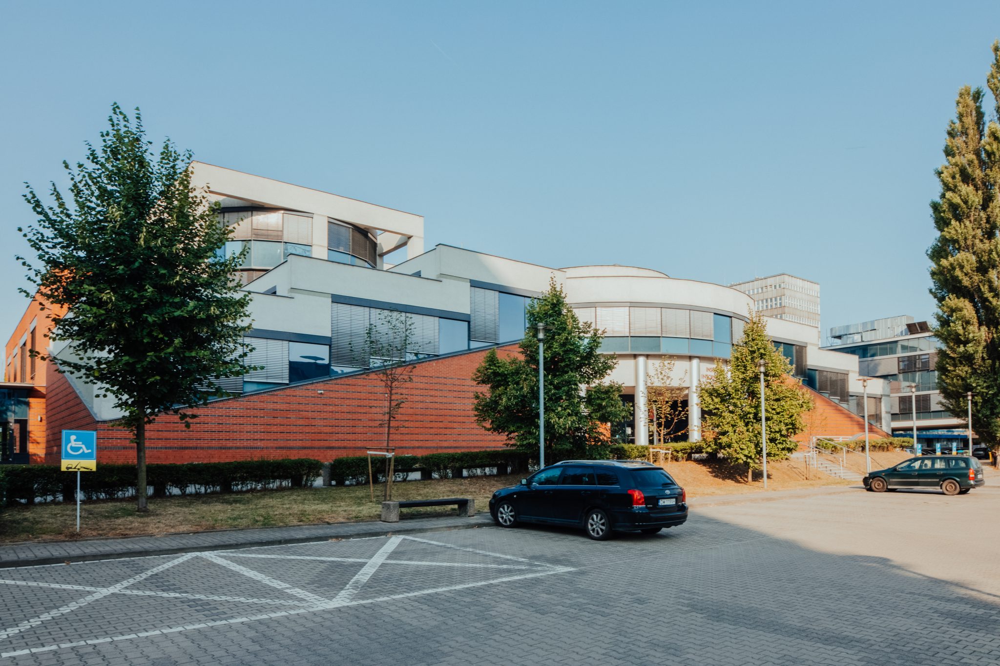 Kontakt - Instytut Dziennikarstwa i Komunikacji Społecznej